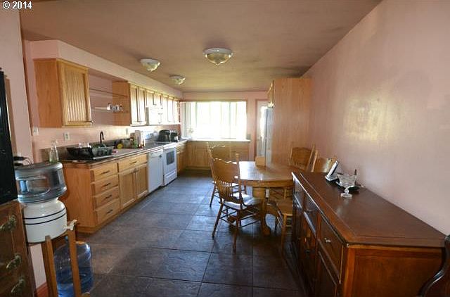 2nd image of 606 SE Palmer Ln