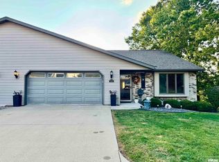 102 5th St #6, Fulton, IL 61252