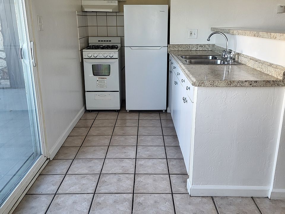 Kitchen, deck on theleft