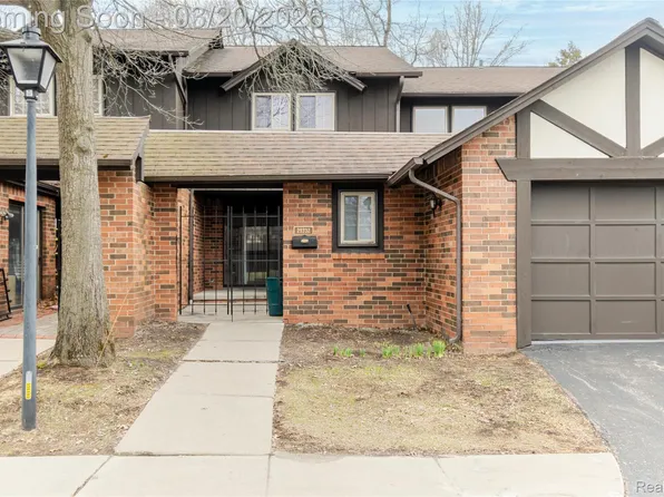 29332 Wellington Rd W, Southfield, MI 48034