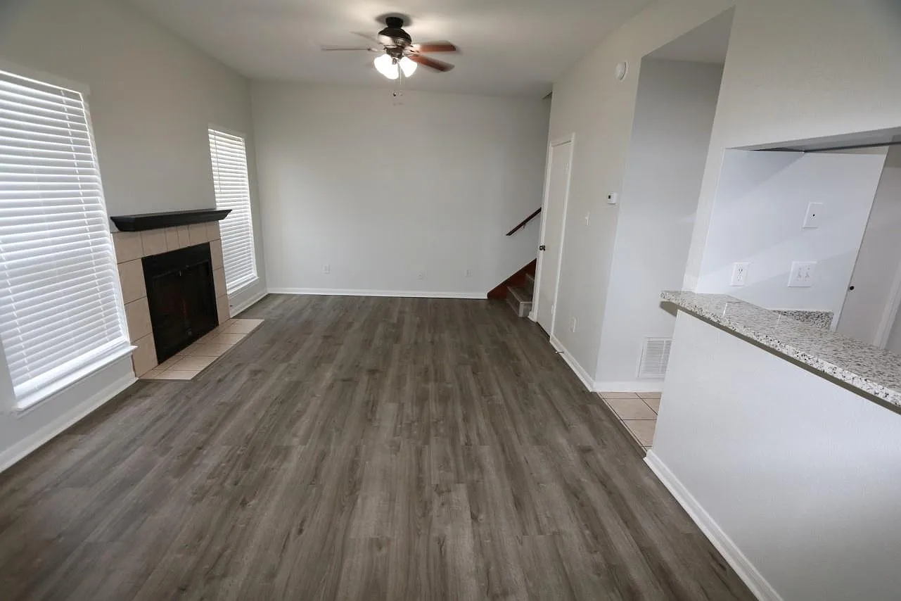 1 bed, 1.5 bath, 924 sqft, $1,100 — Photo 3