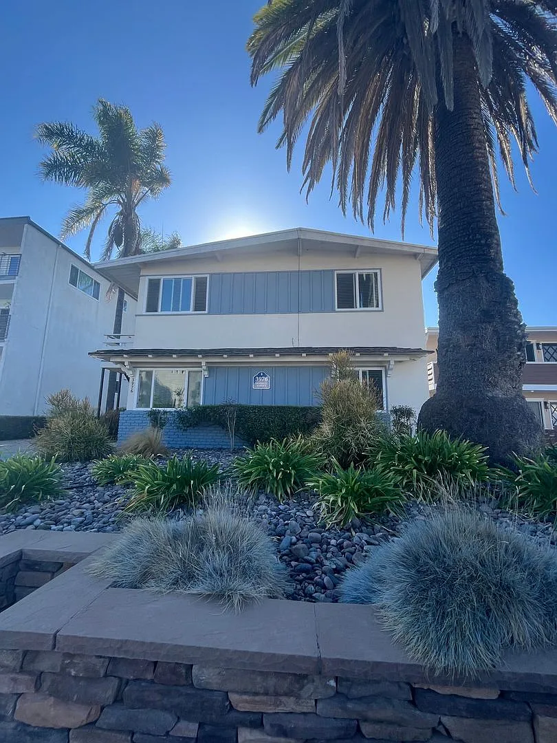 Upstairs Lovely Crown Point Studio - Near Mission Bay - Only $1,995/mo! — Photo 2