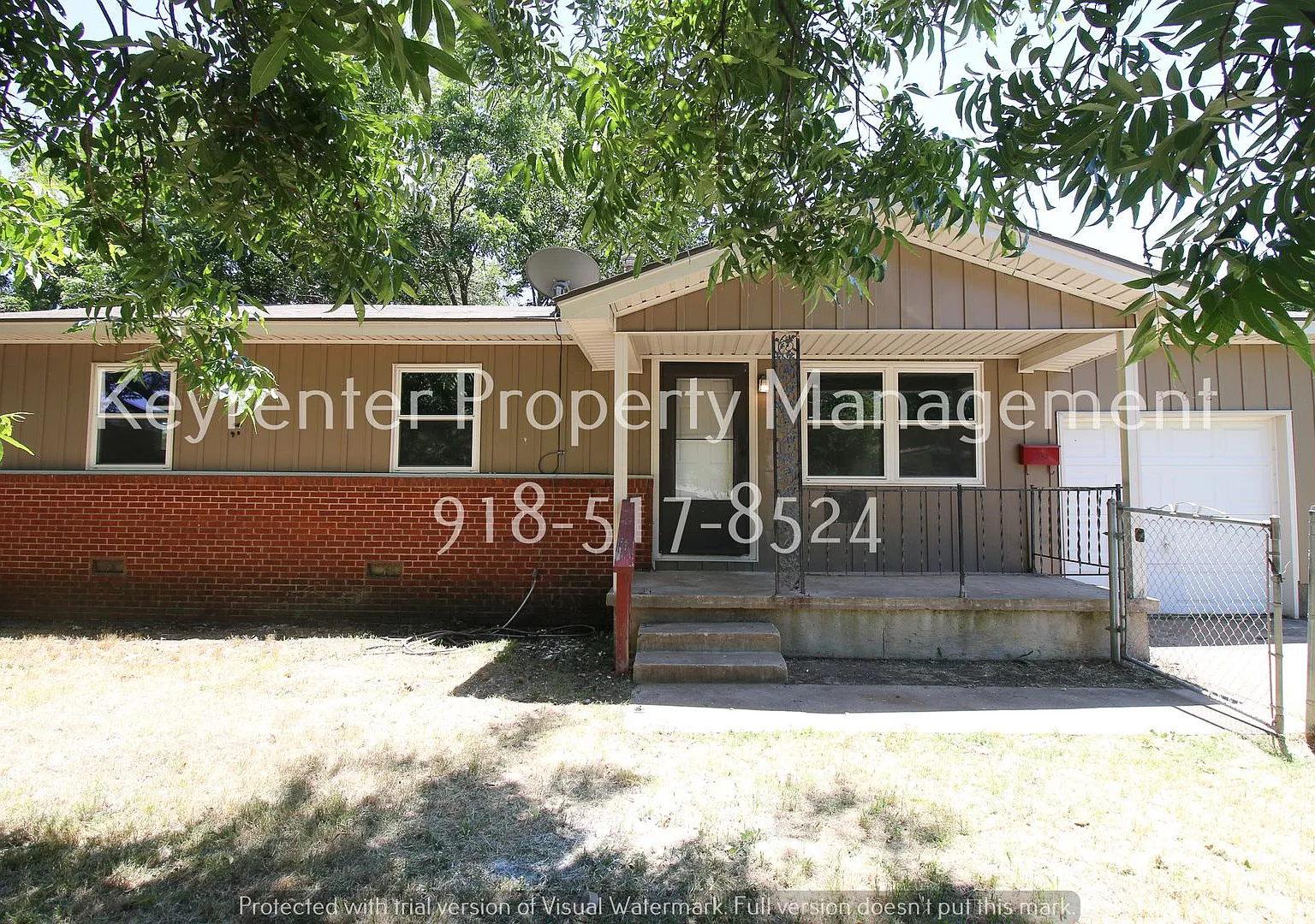 3 Bedroom 1 Bathroom with Attached Garage and Fenced in Yard, Available 8/15! — Photo 1