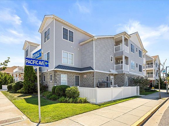 5th image of 200 E Youngs Ave Unit 201
