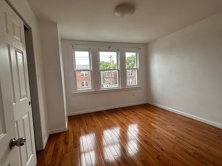 738 Mayfair St — Photo 10