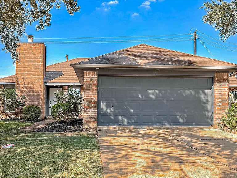 3010 Bandell Dr — Photo 2