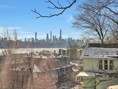 9 Old Wood Rd, Edgewater, NJ, 07020