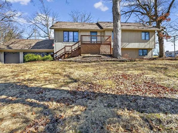 1731 S Demeter Dr, Freeport, IL 61032