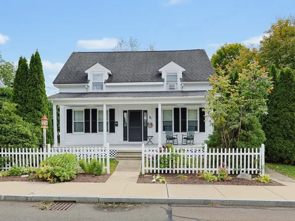 81 Pleasant St, Franklin, MA 02038