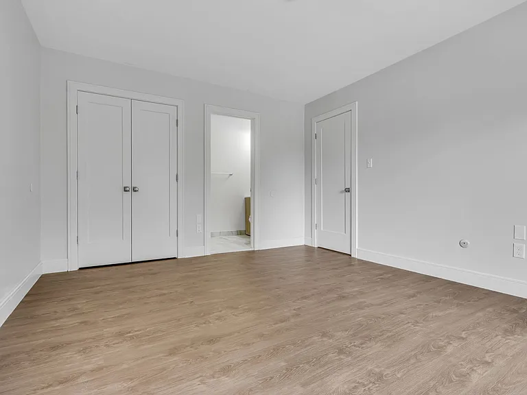 Ambassador Apartments — Photo 10