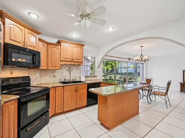 7 N Greenway Village N #111, Royal Palm Beach, FL 33411