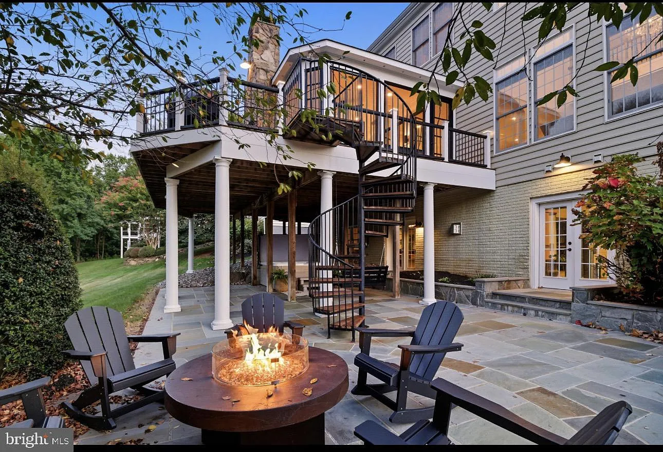 5 bed, 4.5 bath, 7021 sqft, $12,500 — Photo 2