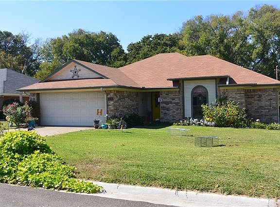 2nd image of 524 Lincoln Dr
