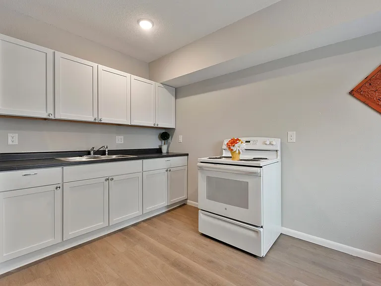 154 E Broadway St — Photo 15