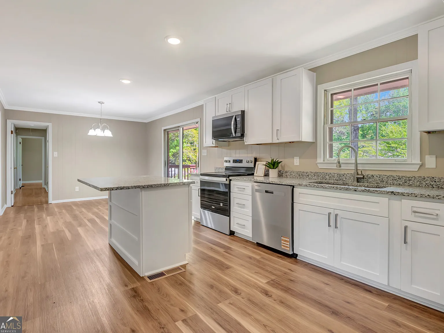 3 bed, 2.0 bath, 1439 sqft, $2,000 — Photo 4