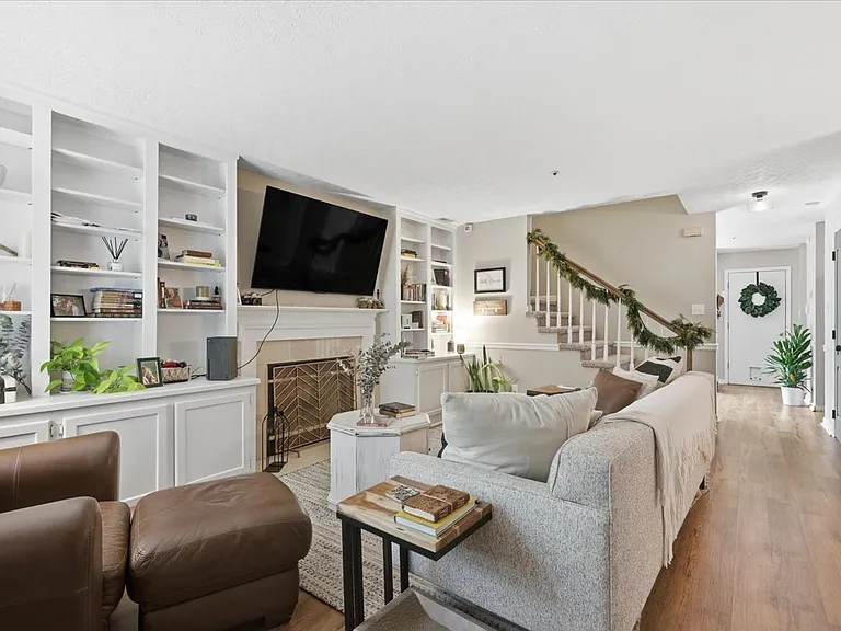 8611 Old Carriage Ct — Photo 11