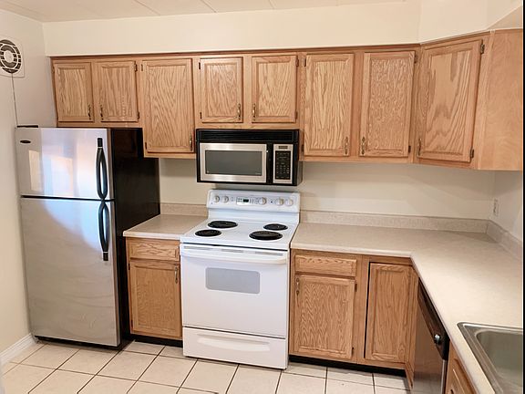 Eat in kitchen 12 X 9. Dishwasher, oven/range, refrigerator, microwave.