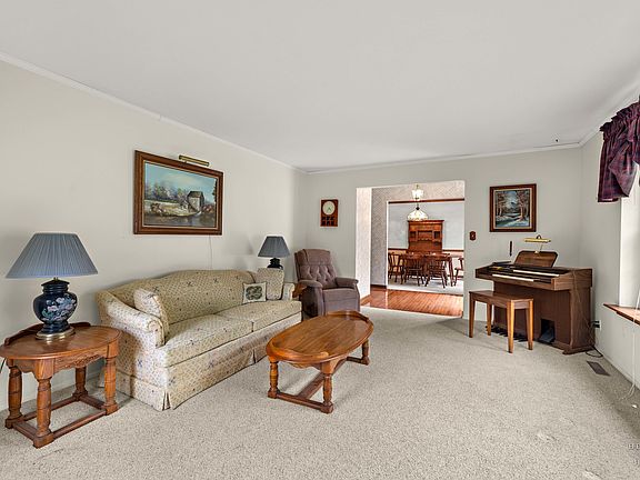 5th image of 905 N Oakwood Dr