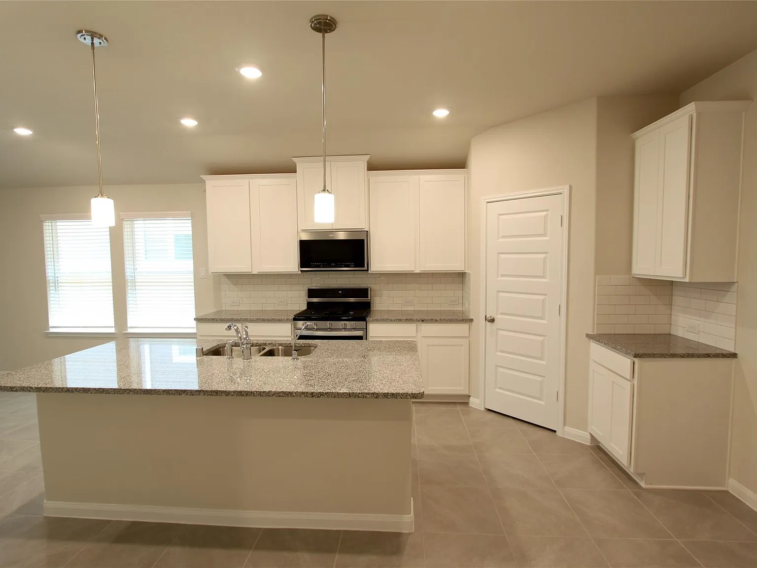 4 bed, 3.0 bath, 2012 sqft, $2,500 — Photo 2