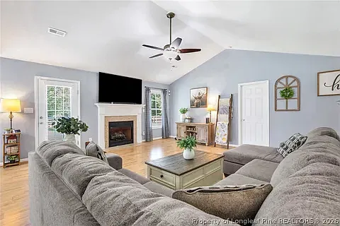 3 bed, 2021 sqft, $2,400 — Photo 3