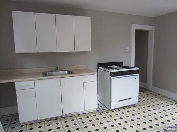 5th image of 112 Thomas St Floor 2