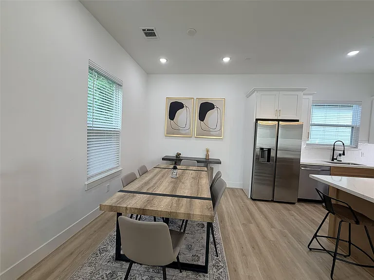 2706 Cochran St — Photo 9