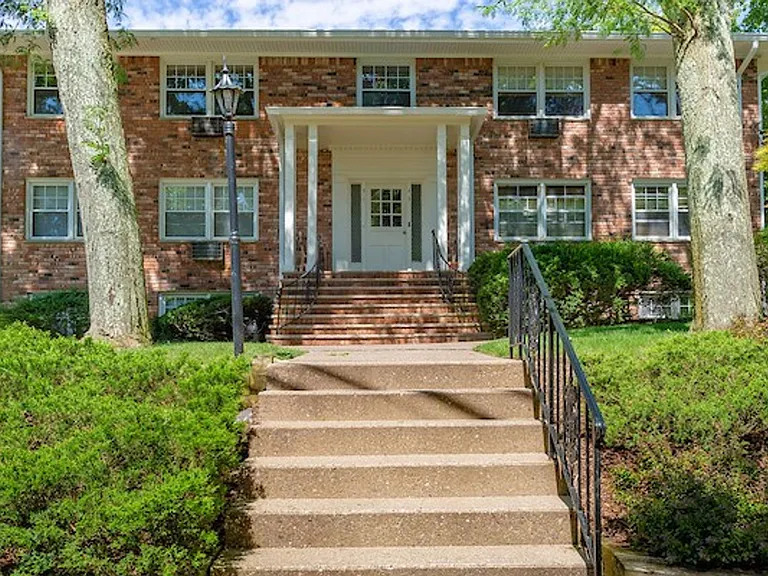14 Walden Pl — Photo 1
