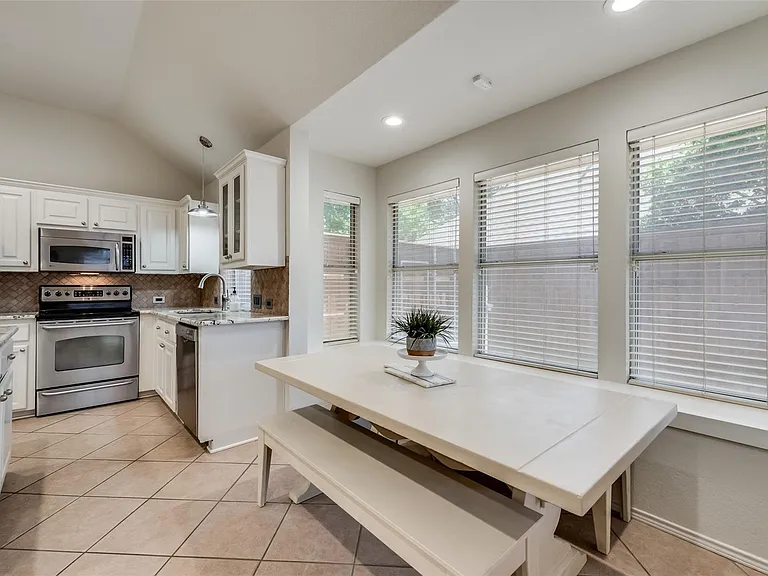 808 Amber Ct — Photo 29