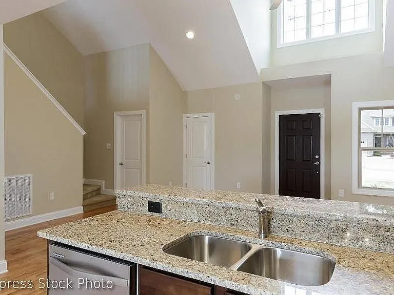 111 Cypress Cir — Photo 8