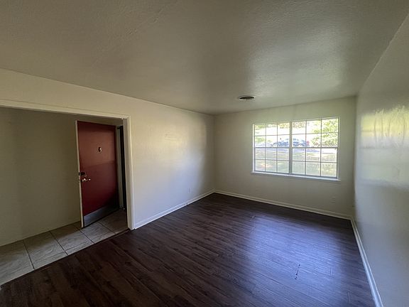 5th image of 22 W Windsor Dr