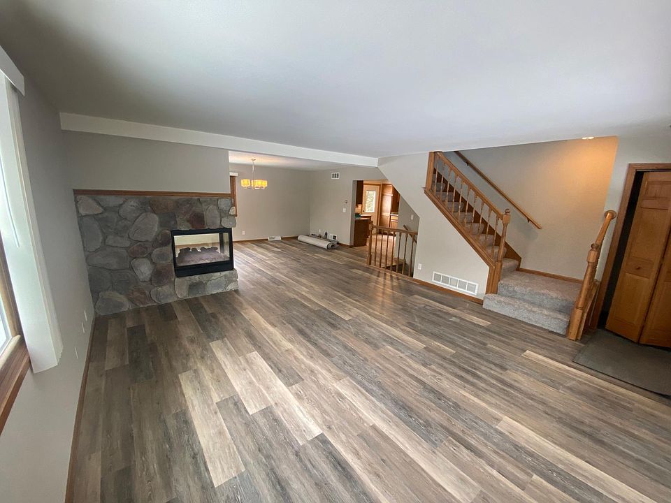 Living room looking back towards kitchen and dinette