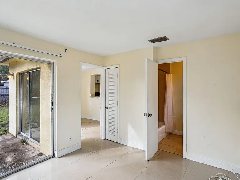 520 NE 45th St — Photo 9