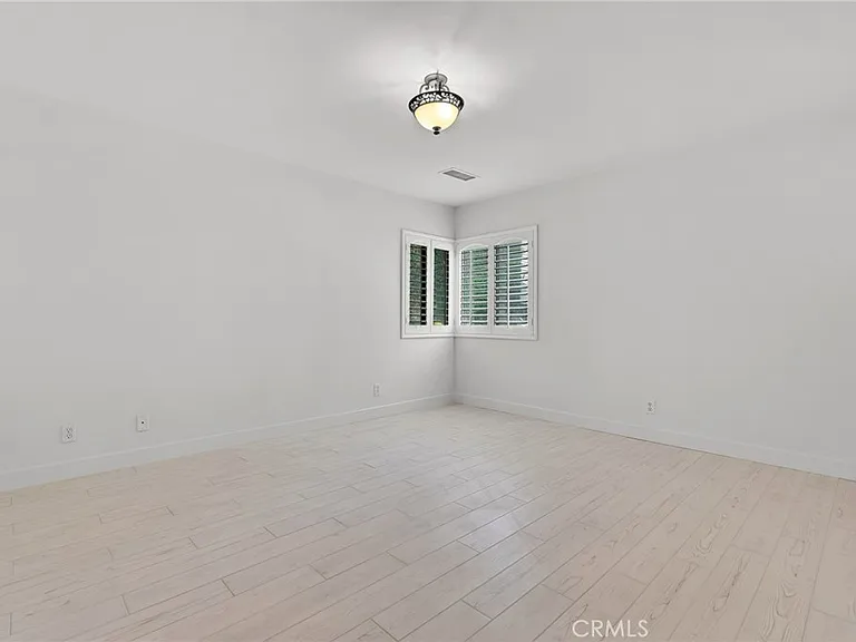 221 Acacia Ln — Photo 18