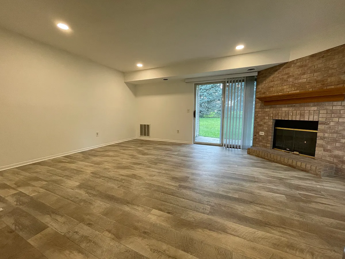 Building Photo - 822 N Thompson Dr #2