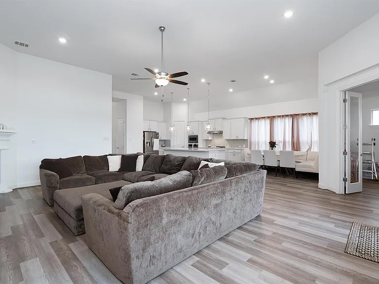 504 Pulitzer Dr — Photo 5