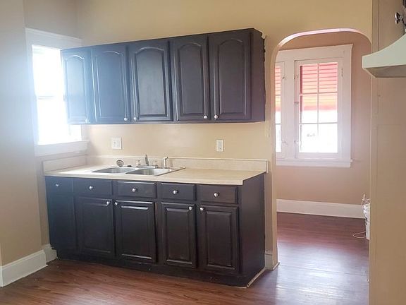 3rd image of 12323 Castlewood Ave