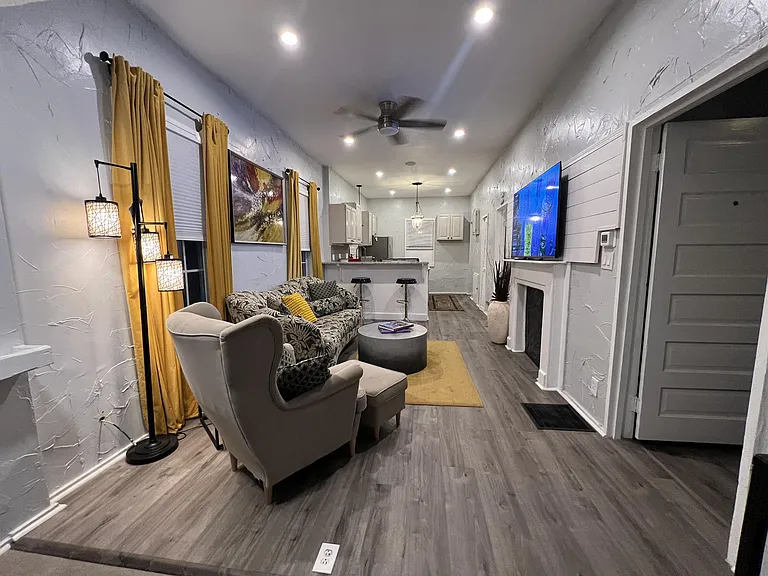 1077 Hampton St NW — Photo 4