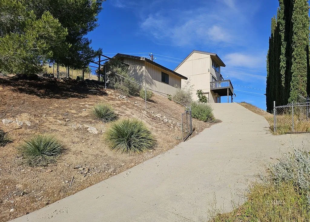 814 Sierra Vista Dr photo 1