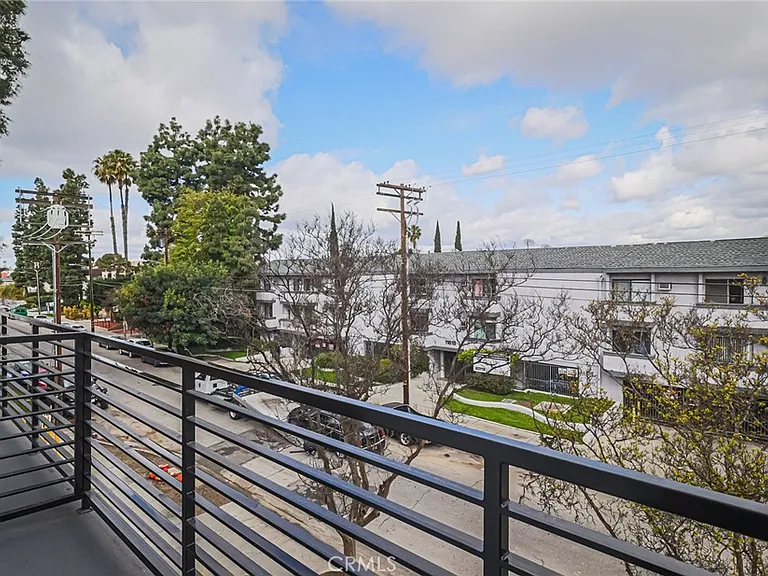 11810 Gilmore St — Photo 24