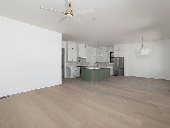4th image of 429B Basswood Ave