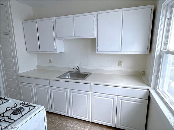 5th image of 1605 Hillcrest Rd