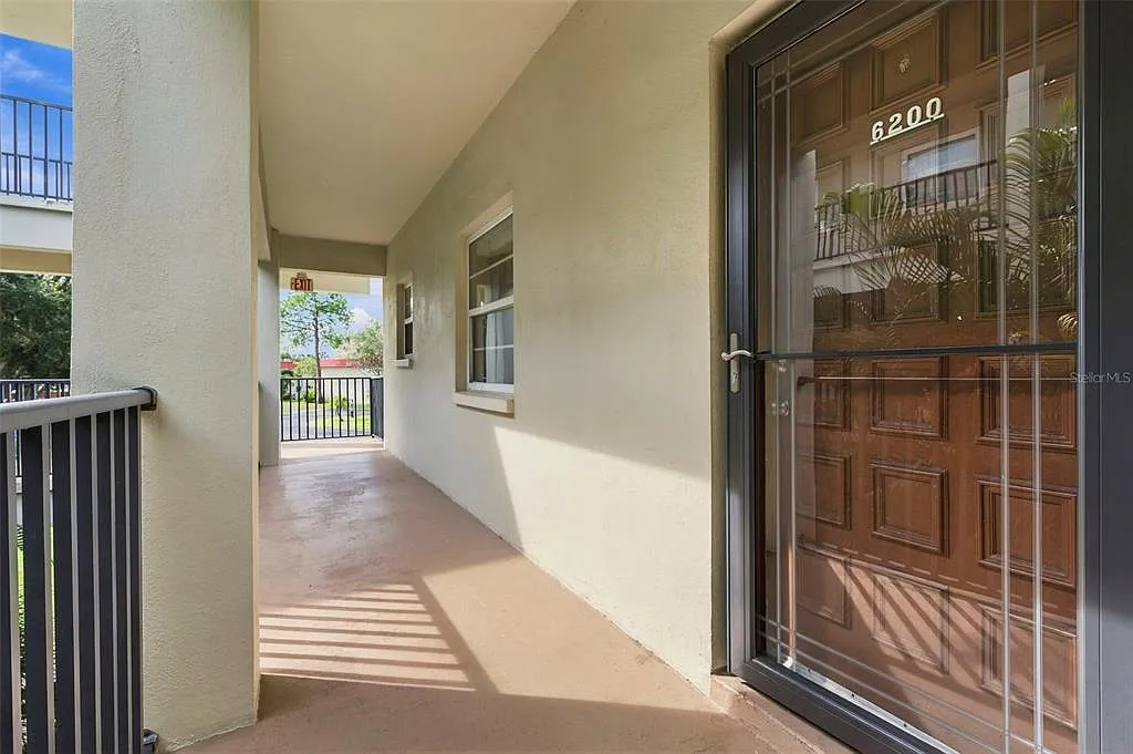 2 bed, 1.5 bath, 930 sqft, $2,000 — Photo 2