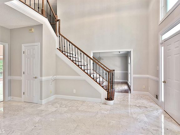 3rd image of 565 Emerald Lake Dr