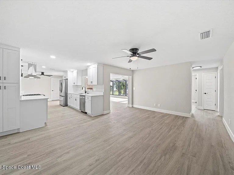 540 Albatross St — Photo 9