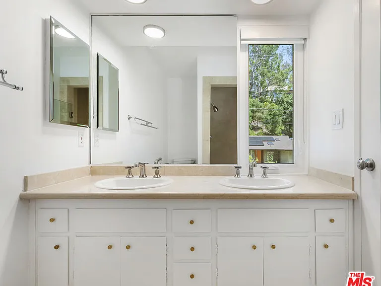3101 N Beachwood Dr — Photo 20
