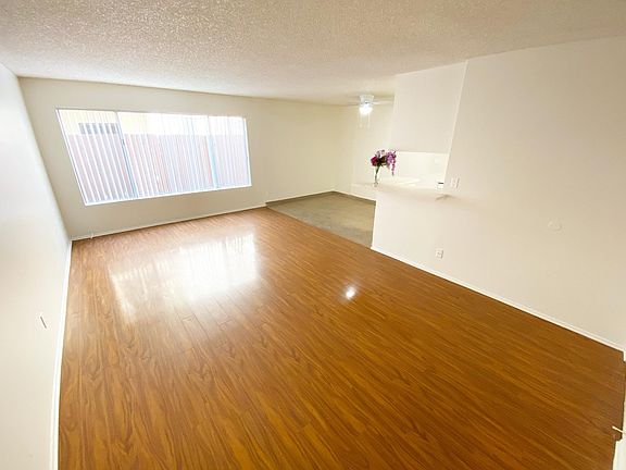 2nd image of 4424 Woodman Ave #2q96ak1qk