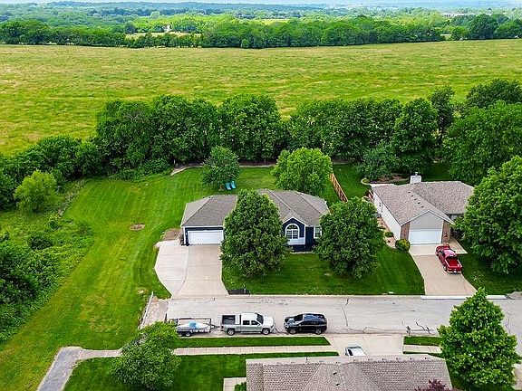 2nd image of 400 SW Horseplay Dr