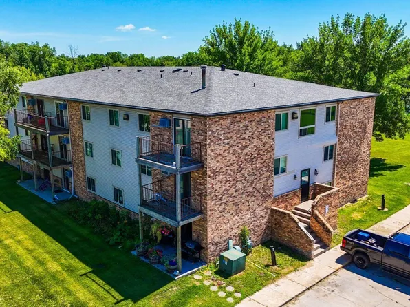 525 Nelson St NE, Warroad, MN 56763