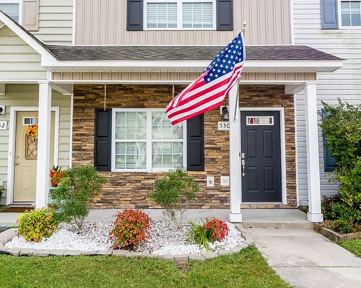 530 Oyster Rock Ln — Photo 1