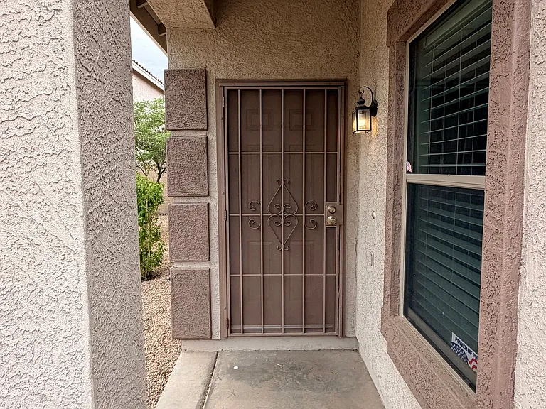 689 E Springfield Pl — Photo 2